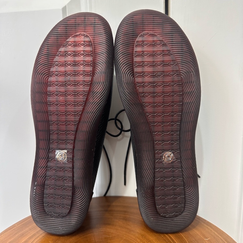 Elegant Black Textured Women’s Oxfords - Picture 4 of 6